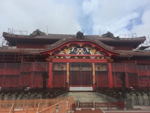 首里城正殿。漆の塗替え作業中だった