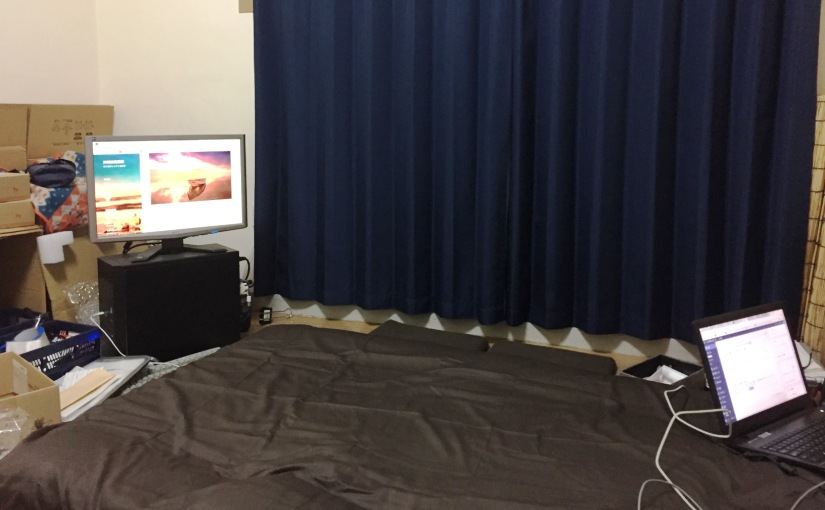 アパートの室内。新調したカーテンと寝具